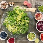 Plato de ensalada verde con frutas, verduras y frutos secos, alimentos naturales que ayudan a prevenir infecciones de orina