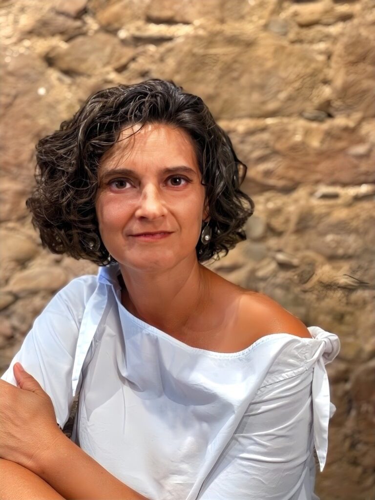 Retrato de terapeuta de naturopatía ofreciendo consultas online