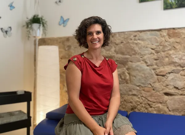 María José Dolz, naturópata especializada en candidiasis y salud digestiva, en su consulta.